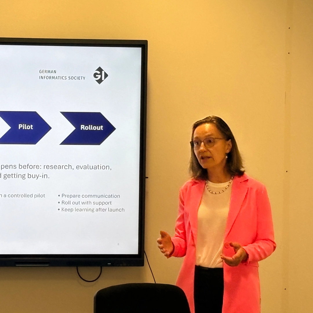 Kerstin Lambert presenting on digitalization and AI to Schiller Heidelberg students